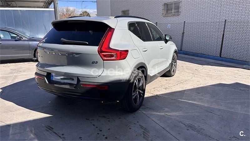 Usado Volvo XC40 Plus 163 CV (119 kW) 2024 Gris / plata SUV