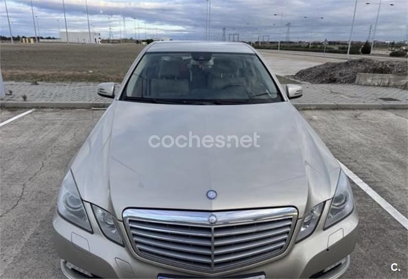Usado Mercedes E220 Elegance 170 CV (125 kW) 2009 Beige Berlina