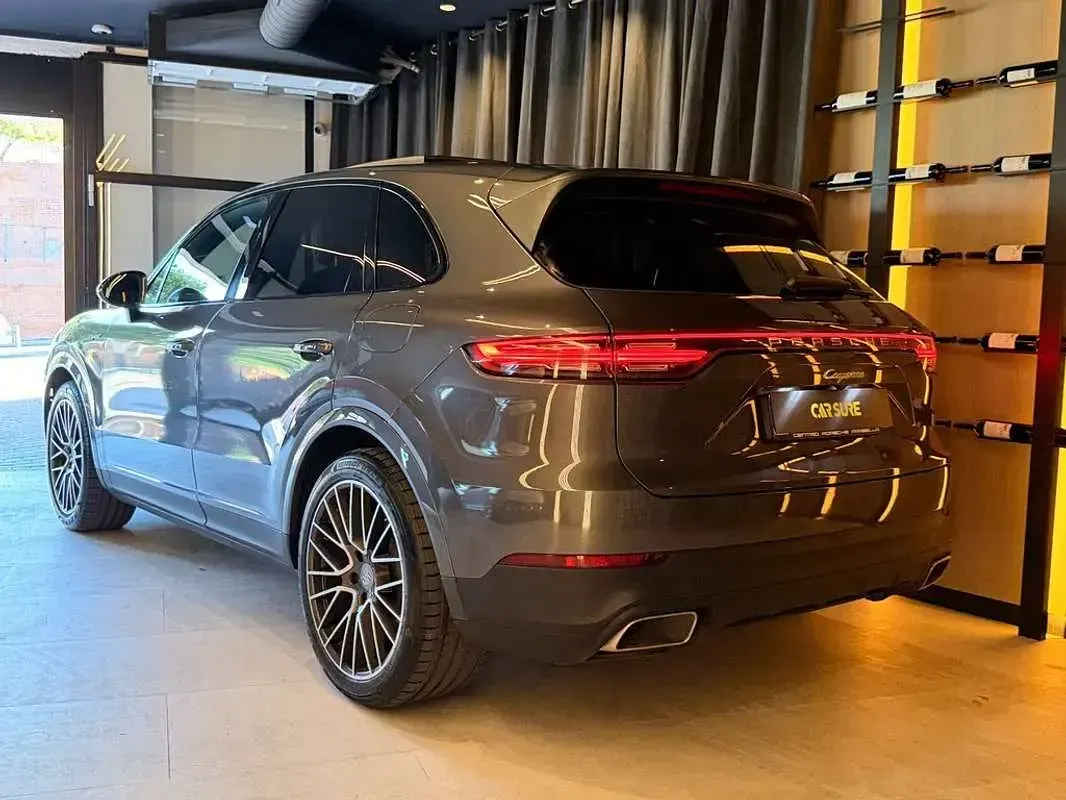 Usado Porsche Cayenne E-Hybrid 462 CV (339 kW) 2021 Gris SUV