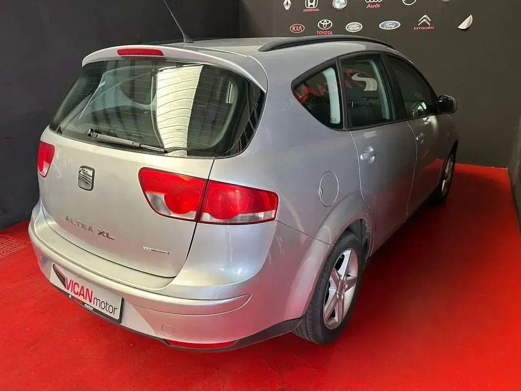 Usado Seat Altea XL Reference 105 CV (77 kW) 2010 Plateado Monovolumen