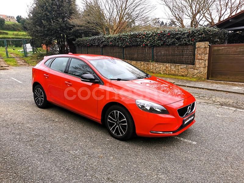 Usado Volvo V40 Momentum 150 CV (110 kW) 2017 Rojo Familiar