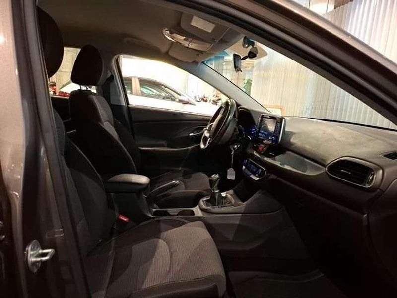 Usado Hyundai i30 121 CV (88 kW) 2022 Marrón Berlina