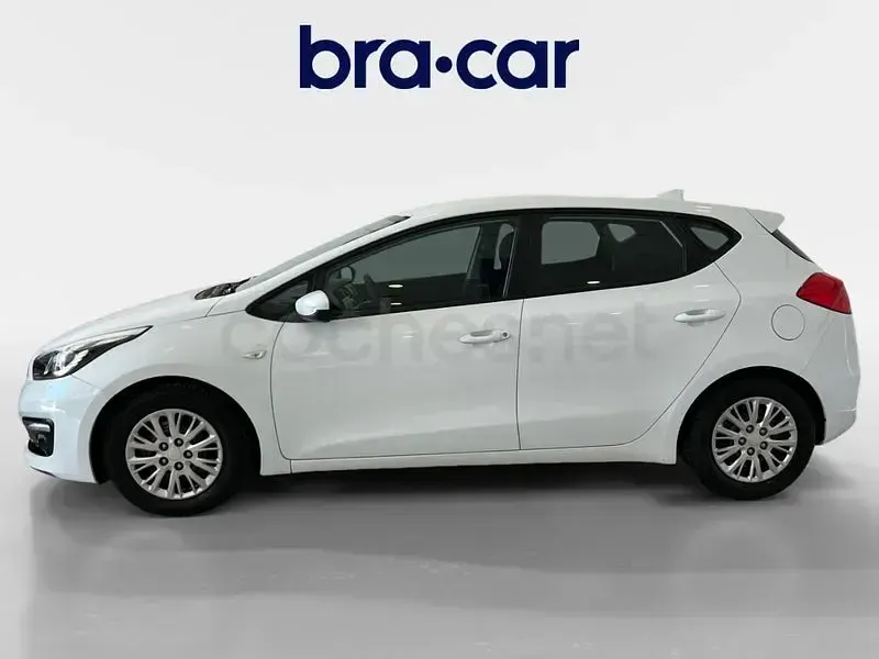 Usado Kia Ceed GT 90 HP (66 kW) 2017 Branco Sedan