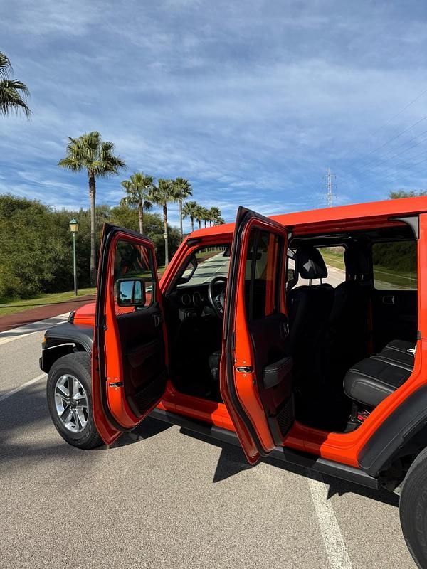 Usado Jeep Wrangler Unlimited Sahara 270 CV (198 kW) 2019 Naranja SUV