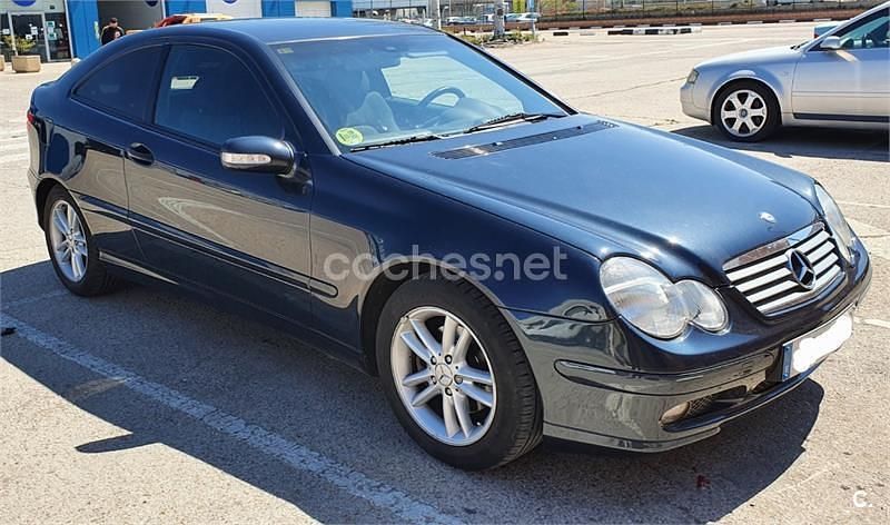 Usado Mercedes C200 163 CV (119 kW) 2003 Azul Berlina