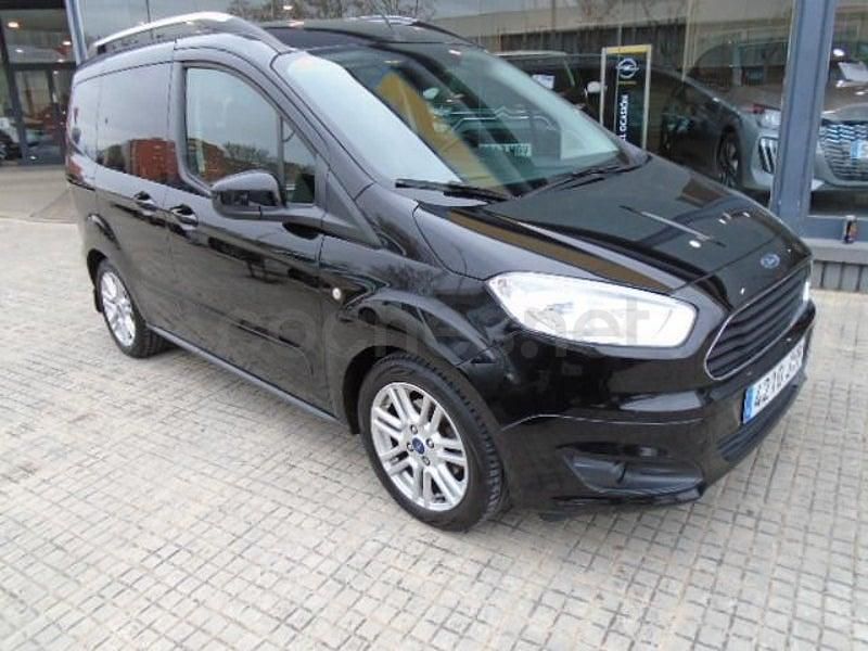 Usado Ford Tourneo Courier Trend 100 CV (73 kW) 2017 Negro Monovolumen