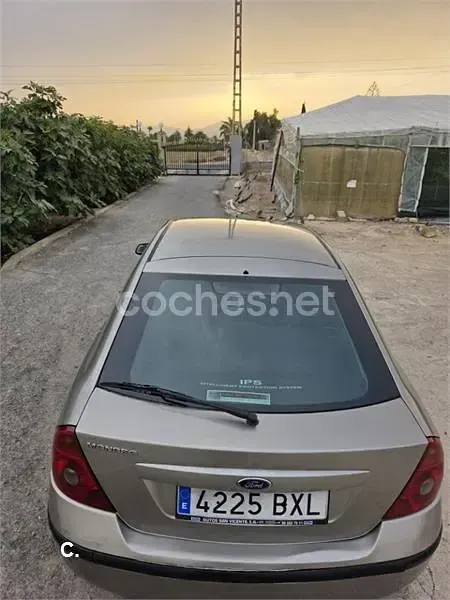 Usado Ford Mondeo Ghia 130 CV (95 kW) 2002 Gris / plata Berlina