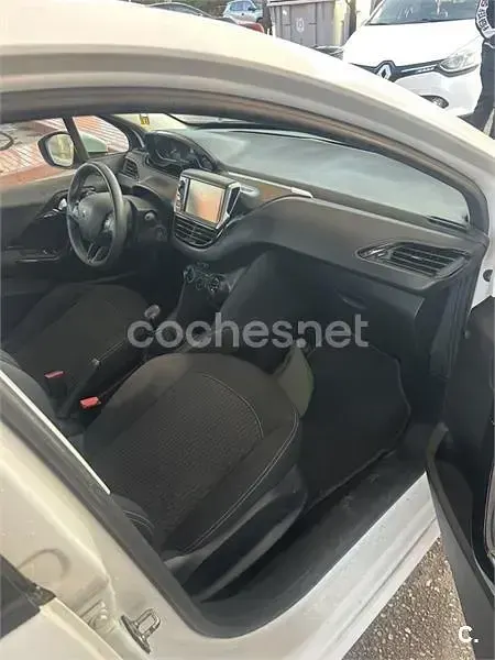 Usado Peugeot 208 Active 82 CV (60 kW) 2019 Blanco Utilitario