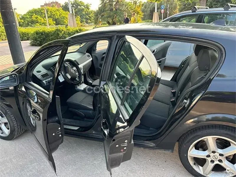 Usado Opel Astra Cosmo 120 CV (88 kW) 2007 Negro Berlina