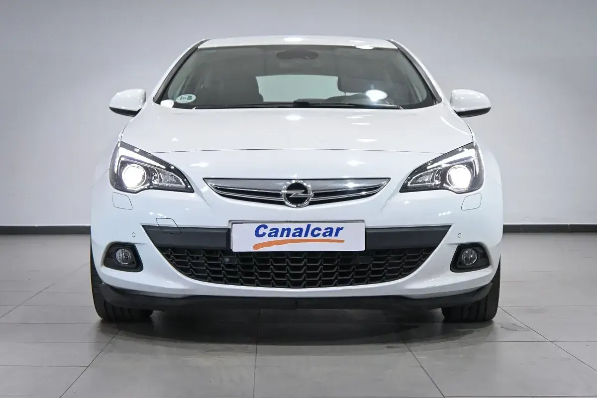 Usado Opel Astra GTC Sportive 130 CV (95 kW) 2014 Blanco Utilitario