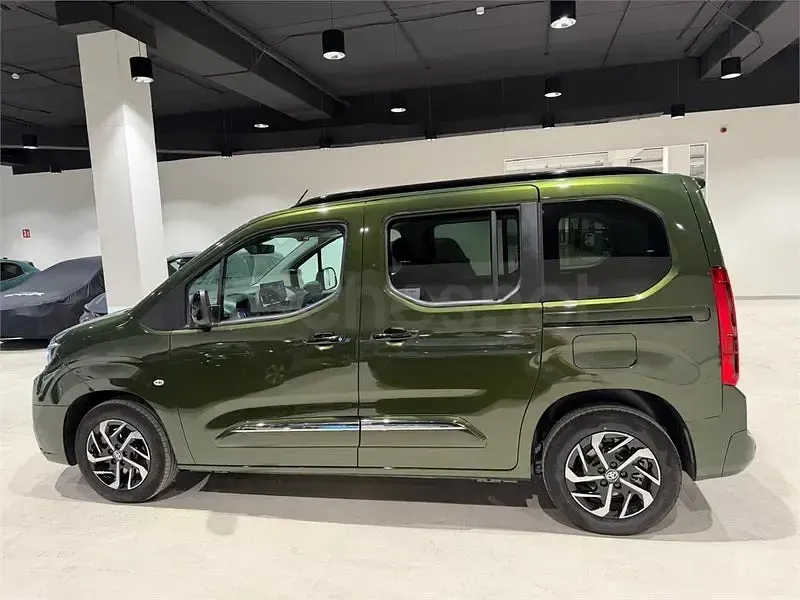 Nuevo Toyota Proace Verso Active 131 CV (96 kW) 2026 Verde Familiar
