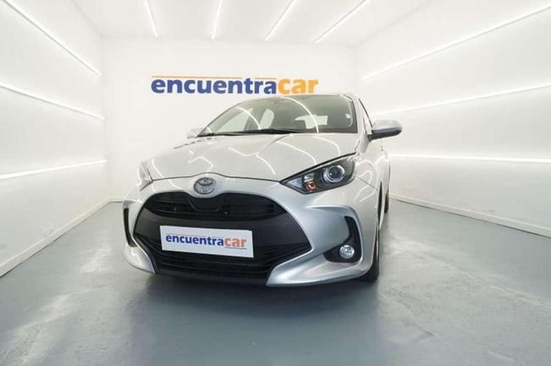 Usado Toyota Yaris Hybrid Active 116 CV (85 kW) 2024 Plateado Utilitario