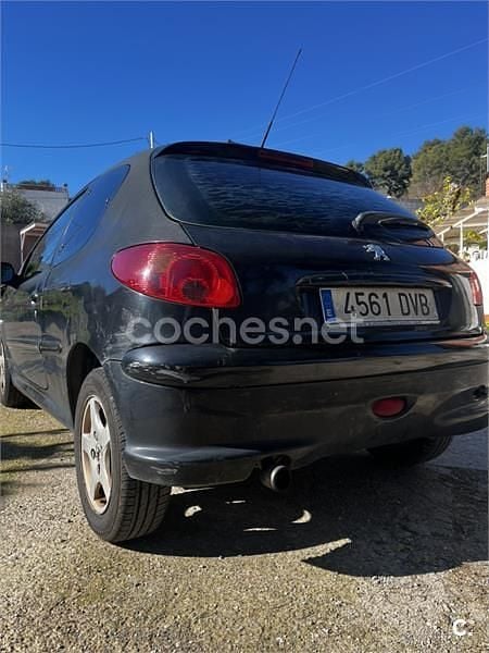 Usado Peugeot 206 70 CV (51 kW) 2005 Negro Berlina