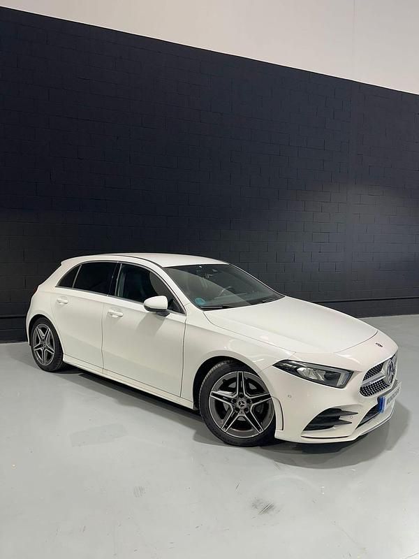 Usado Mercedes A180 AMG line 137 CV (100 kW) 2019 Blanco Berlina