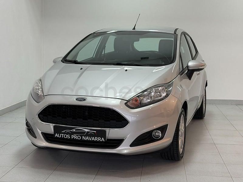 Usado Ford Fiesta Trend 82 CV (60 kW) 2017 Gris / plata Berlina