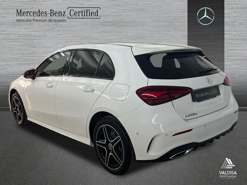 Usado Mercedes A250 AMG line 218 CV (160 kW) 2025 Blanco polar Berlina