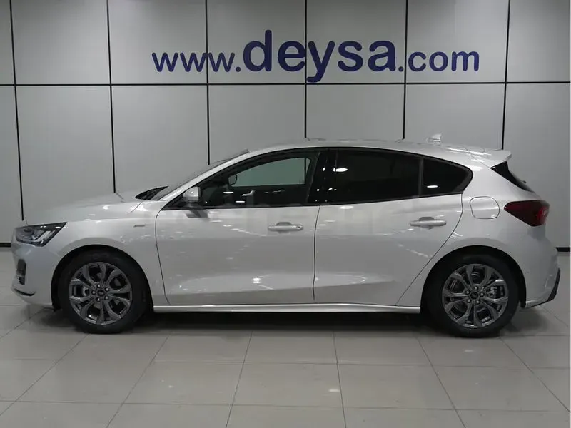 Usado Ford Focus ST-Line 125 CV (91 kW) 2026 Gris / plata Berlina