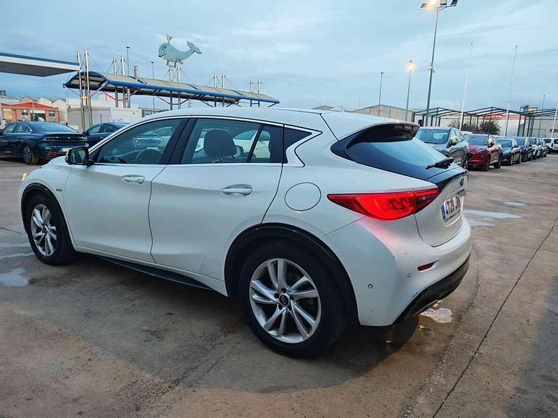 Usado Infiniti Q30 Premium 170 CV (125 kW) 2016 Blanco Utilitario