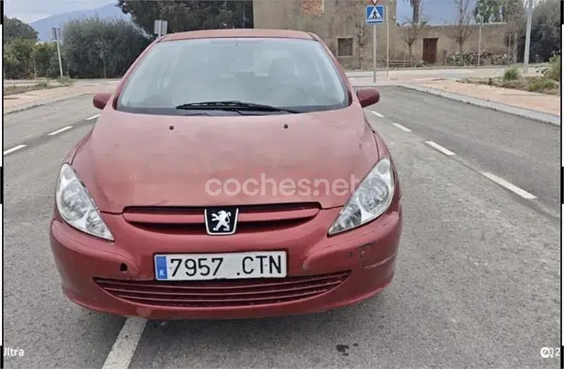 Usado Peugeot 307 110 CV (80 kW) 2004 Rojo Berlina