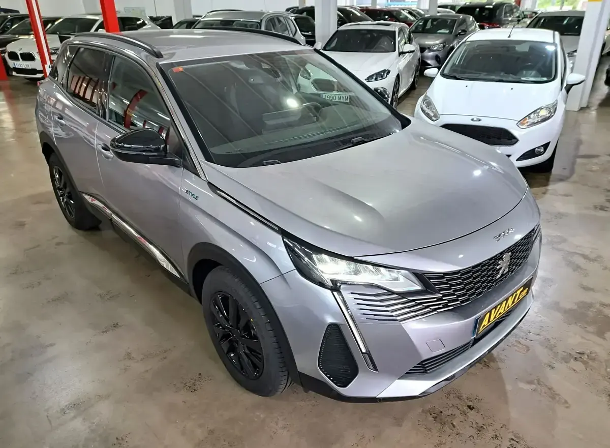Usado Peugeot 3008 Style 130 CV (95 kW) 2021 Gris / plata SUV