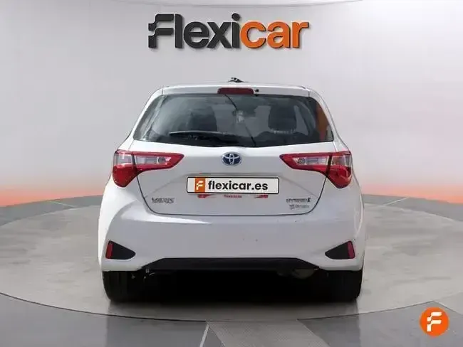 Usado Toyota Yaris Active 100 CV (73 kW) 2020 Blanco