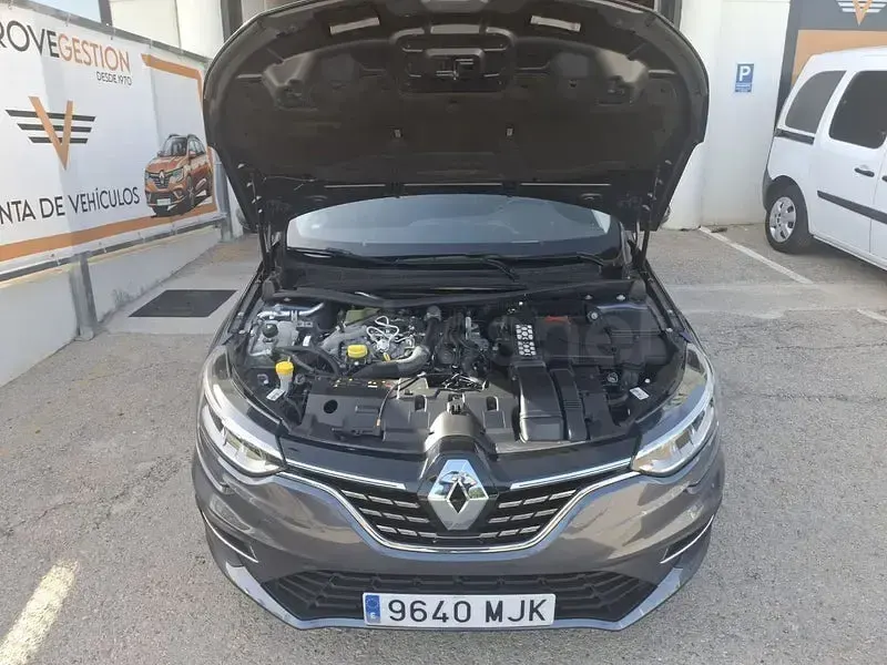 Usado Renault Mégane GrandTour Techno 140 CV (102 kW) 2023 Gris / plata Familiar