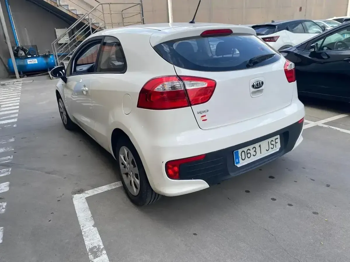 Käytetty Kia Rio 84 HP (61 kW) 2016 Valkoinen Viistoperä