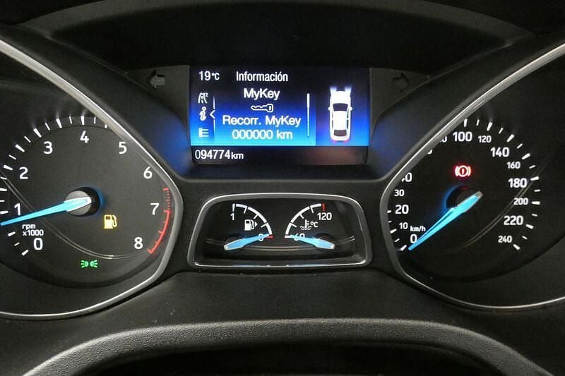 Usado Ford Focus Trend+ 125 CV (91 kW) 2017 Rojo Berlina