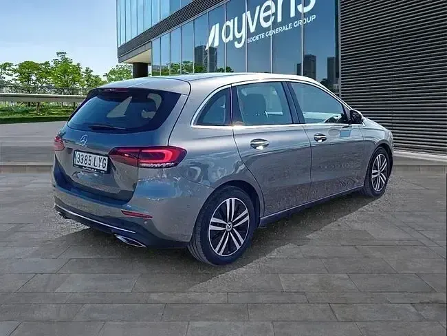 Usado Mercedes B180 116 CV (85 kW) 2022 Gris Utilitario