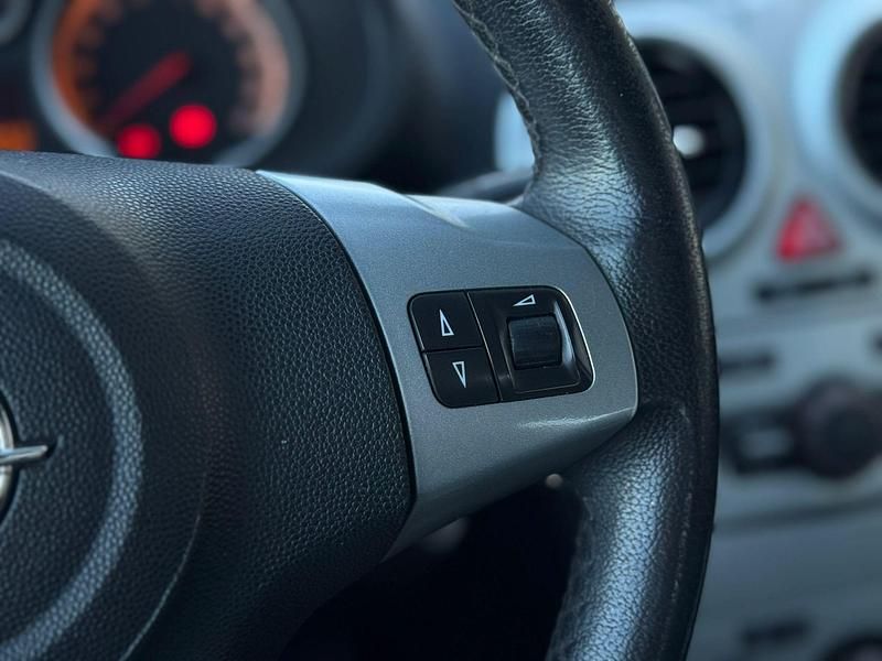 Usado Opel Corsa Color Edition 95 CV (69 kW) 2012 Gris Utilitario