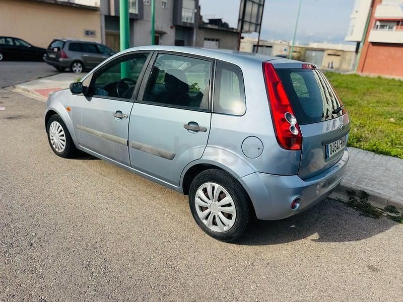 Usado Ford Fiesta Ambiente 70 CV (51 kW) 2007 Gris / plata Utilitario