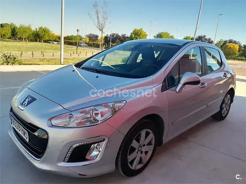 Usado Peugeot 308 Active 120 HP (88 kW) 2012 Cinzento Sedan