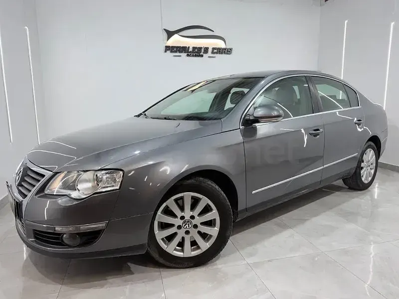 Usado VW Passat Sportline 140 CV (102 kW) 2007 Gris / plata Berlina