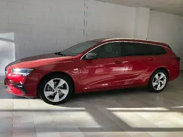 Usado Opel Insignia GS Line 122 CV (89 kW) 2021 Rojo Familiar