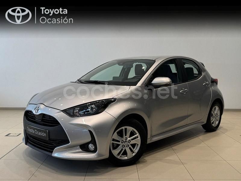 Gris / plata Usado 2024 Toyota Yaris Berlina | 19.900 € (Precio justo) - Imagen 1/4