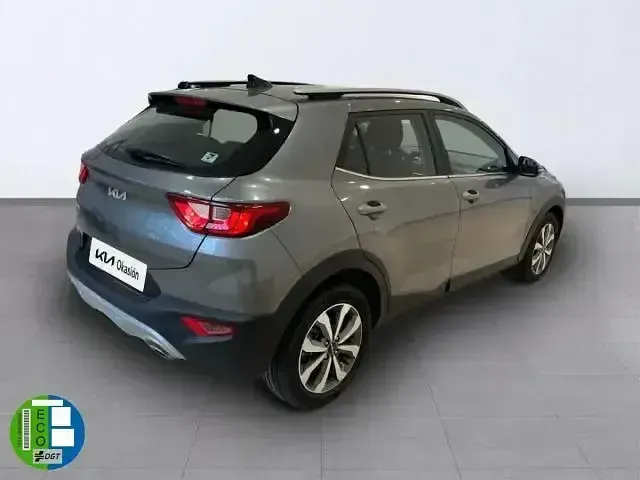 Usado Kia Stonic 101 CV (74 kW) 2024 Gris SUV