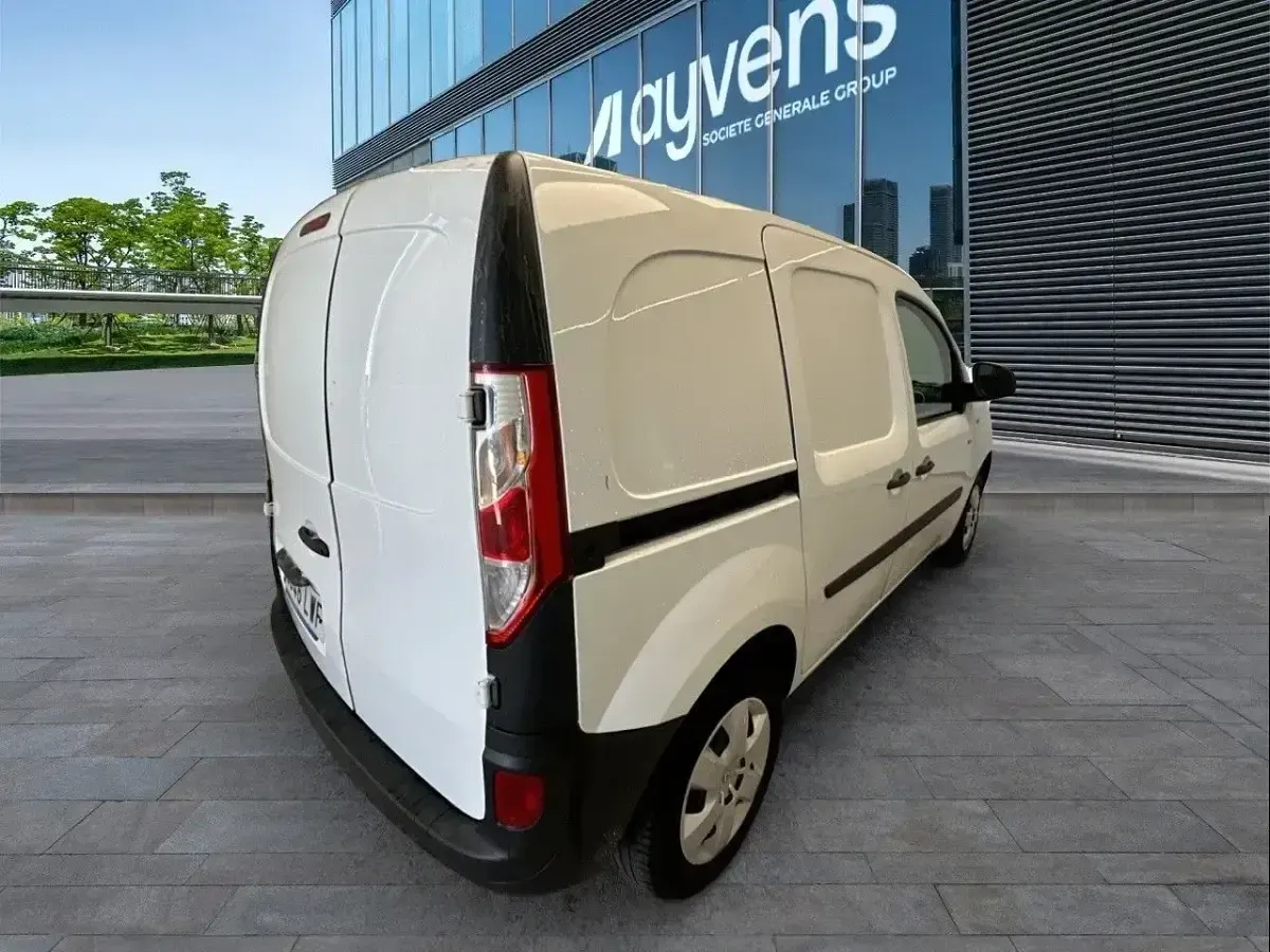 Usado Renault Kangoo 44 kW (60 CV) 2022 Blanco Monovolumen