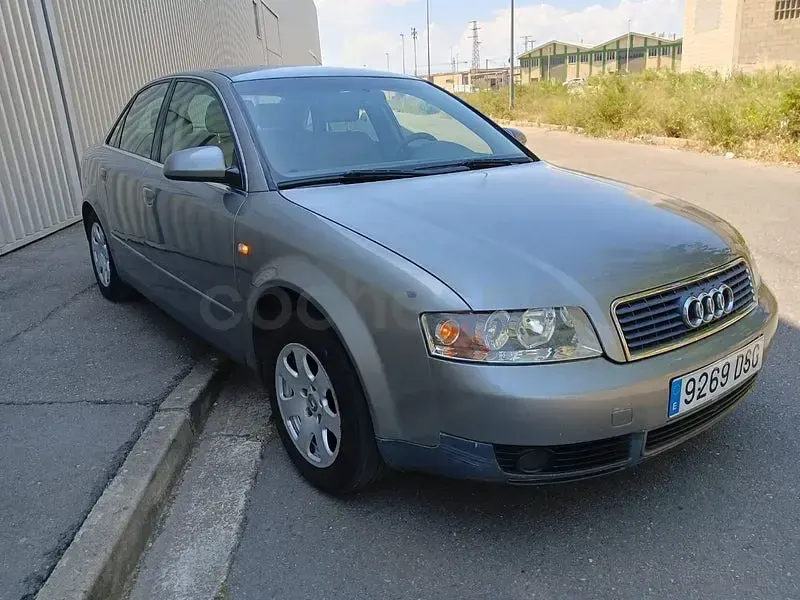 Usado Audi A4 130 CV (95 kW) 2002 Gris / plata Berlina