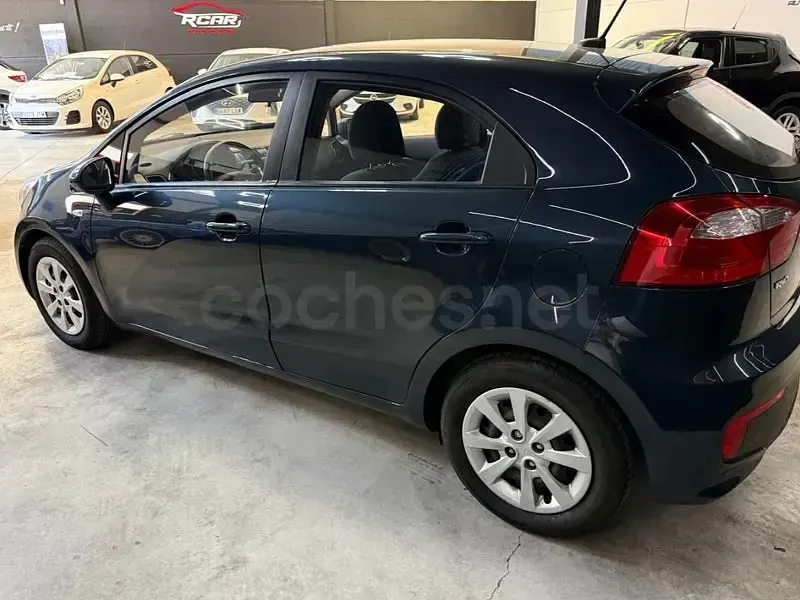 Usado Kia Rio 75 CV (55 kW) 2015 Azul Berlina