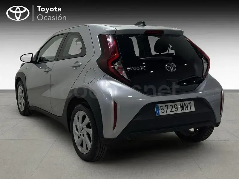 Usado Toyota Aygo X Play 72 CV (52 kW) 2023 Gris / plata SUV