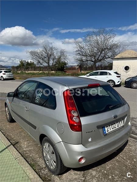 Usado Ford Fiesta Trend 68 CV (50 kW) 2006 Gris / plata Utilitario
