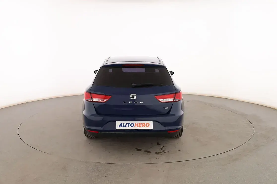 Usado Seat Leon Style 110 CV (80 kW) 2016 Azul Familiar