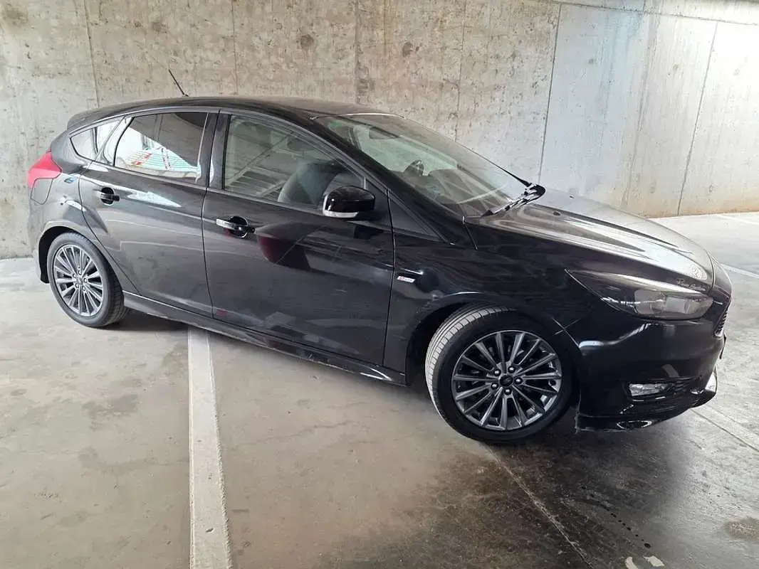 Usado Ford Focus ST-Line 125 CV (91 kW) 2018 Negro Utilitario