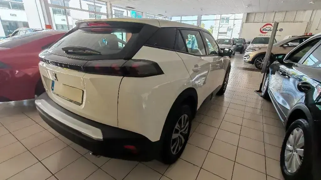 Usado Peugeot 2008 Active 110 CV (80 kW) 2021 Blanco SUV