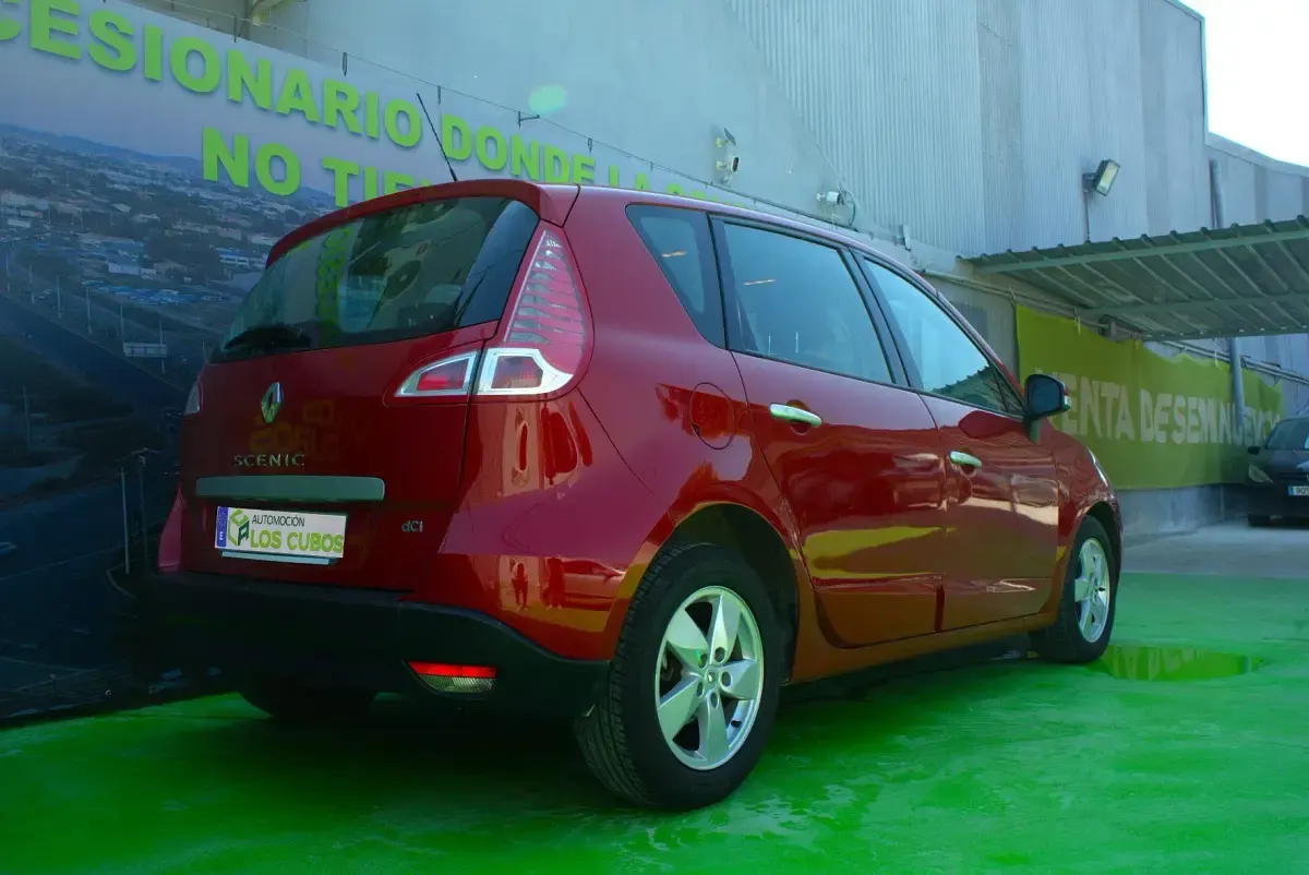 Usado Renault Scénic Dynamique 130 CV (95 kW) 2009 Rojo