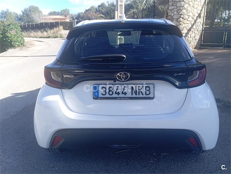 Usado Toyota Yaris Hybrid Active 116 CV (85 kW) 2024 Blanco Berlina