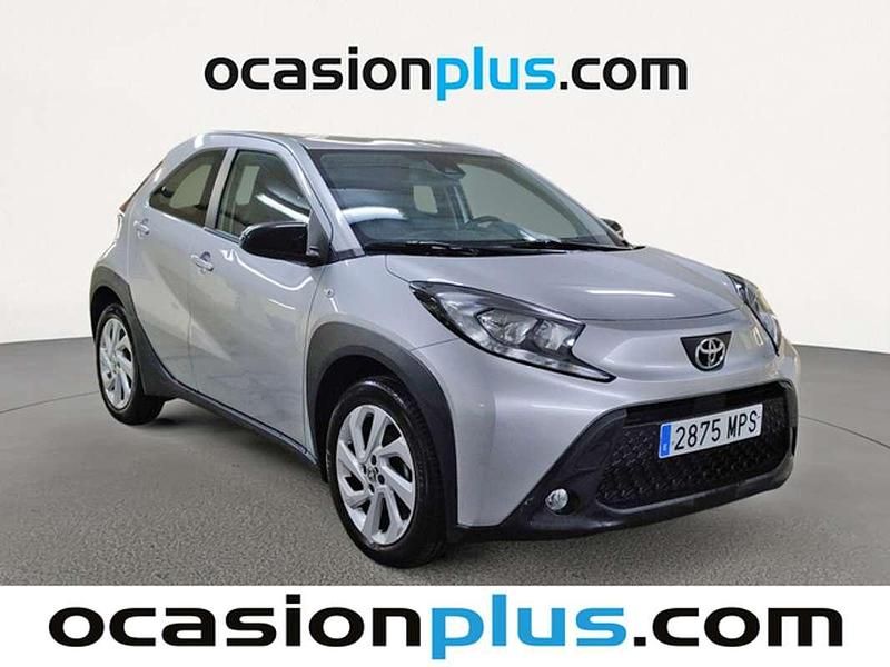 Usado Toyota Aygo Play 72 CV (52 kW) 2024 Gris Utilitario