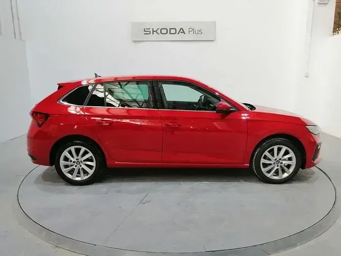 Usado Skoda Scala Selection 115 CV (84 kW) 2025 Rojo Utilitario