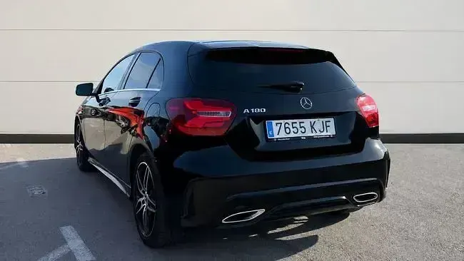 Usado Mercedes A180 AMG line 122 CV (89 kW) 2018 Negro Berlina