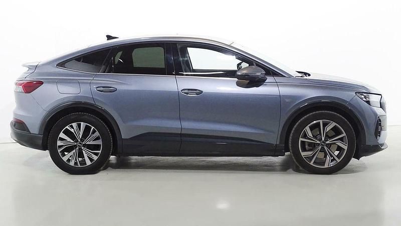 Usado Audi Q4 e-tron Ambiente 150 kW (204 CV) 2022 Azul SUV